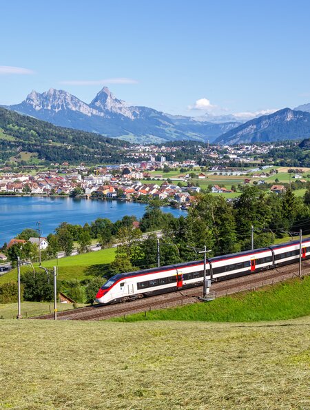 Personenzug Typ Stadler Giruno der Schweizerischen Bundesbahnen SBB am Grossen Mythen am Zugersee in den Schweizer Alpen in Arth, Schweiz | © Gettyimages.com/Boarding1Now