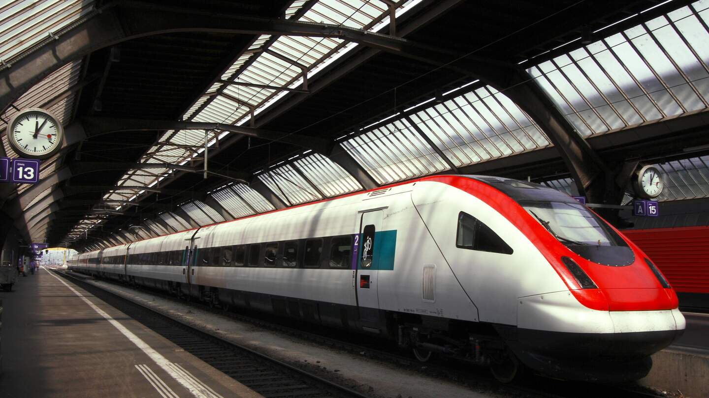Moderner und schneller Intercity Neigzug der SBB im Bahnhof in Europa | © Gettyimages.com/ynamaku