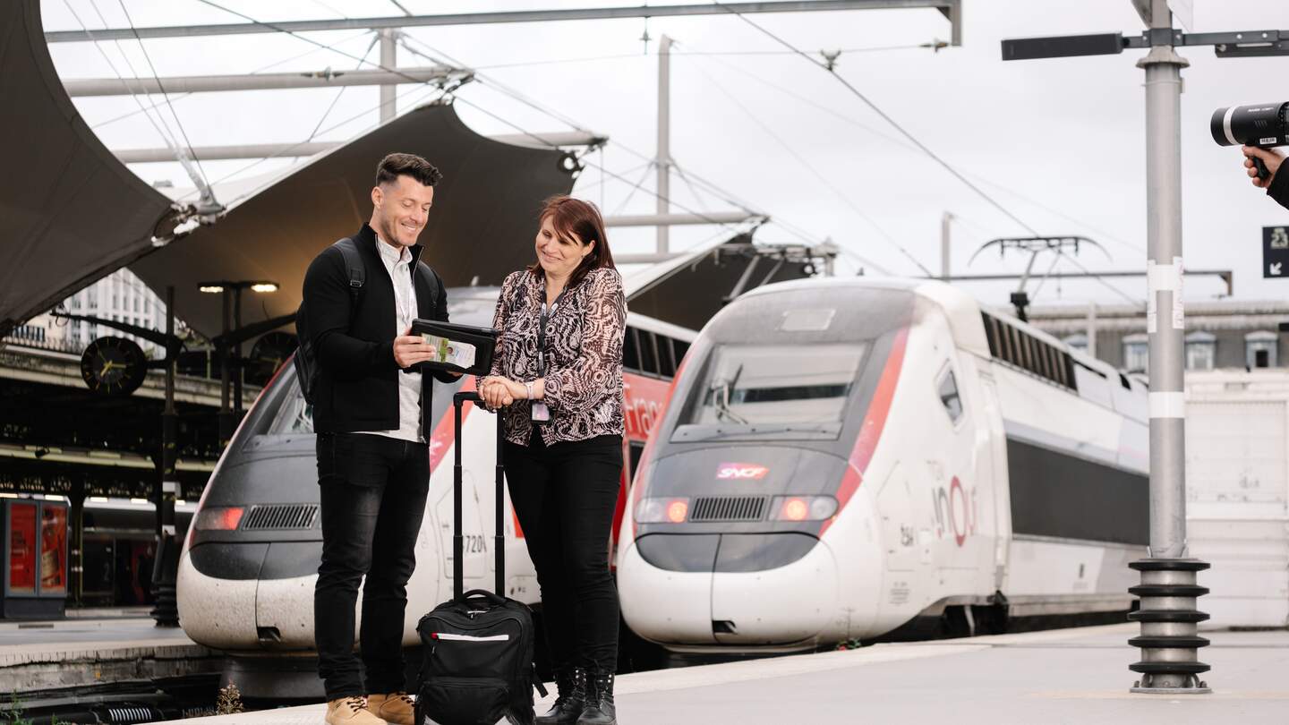 Reisender erhält Beratung am Gleis zum TGV INOUI der SNCF  | © AURORE BARON / Groupe SNCF