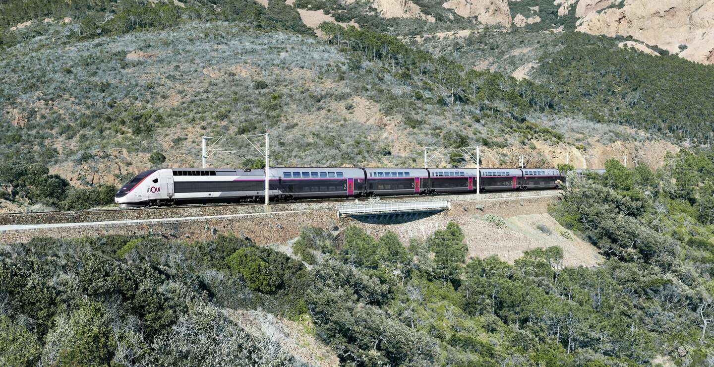 TGV INOUI der SNCF durchquert eine grüne Landschaft – nachhaltige Bahnreise durch Frankreich | © Alex Profit / Groupe SNCF