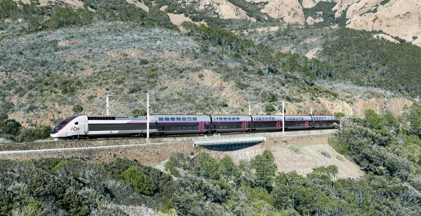 TGV INOUI der SNCF durchquert eine grüne Landschaft – nachhaltige Bahnreise durch Frankreich | © Alex Profit / Groupe SNCF