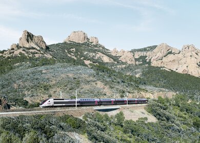 TGV INOUI der SNCF durchquert eine grüne Landschaft – nachhaltige Bahnreise durch Frankreich | © Alex Profit / Groupe SNCF