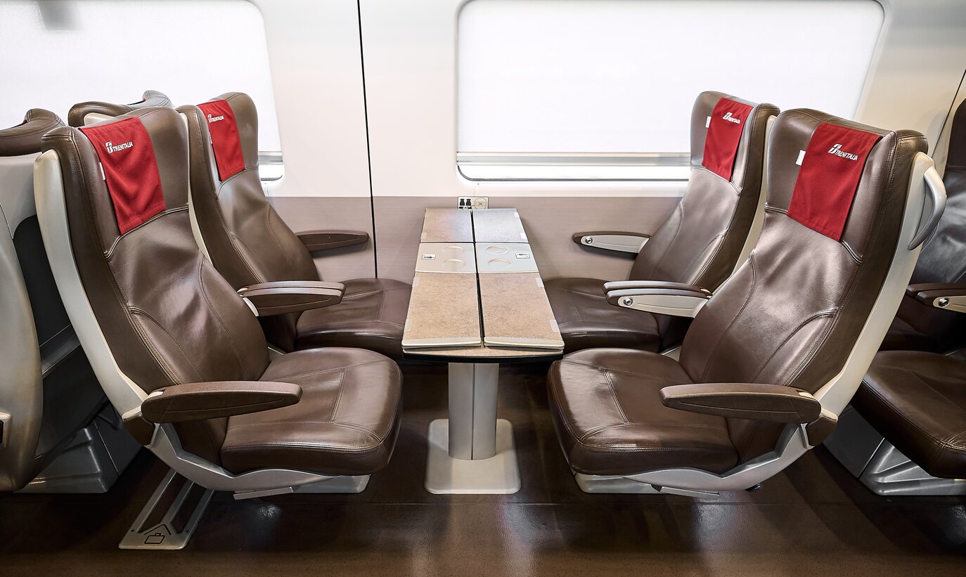 Blick auf die 4er Sitzgruppe mit komfortablen Sitzen der Premium Klasse des Trenitalia Zuges Frecciarossa | © Trenitalia/luggiceccon