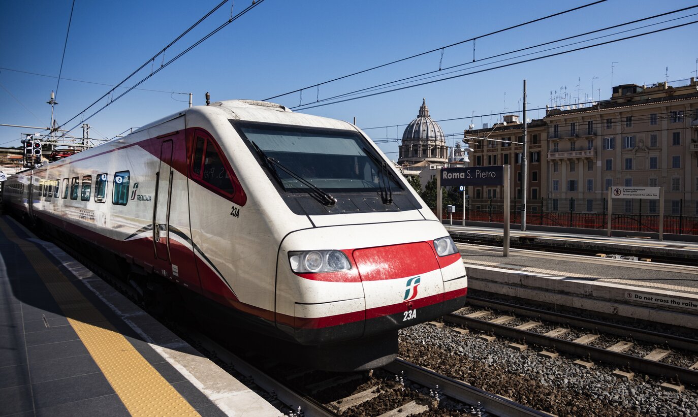 Frecciabianca Trenitalia Zug an einer Haltestelle in Rom | © Trenitalia