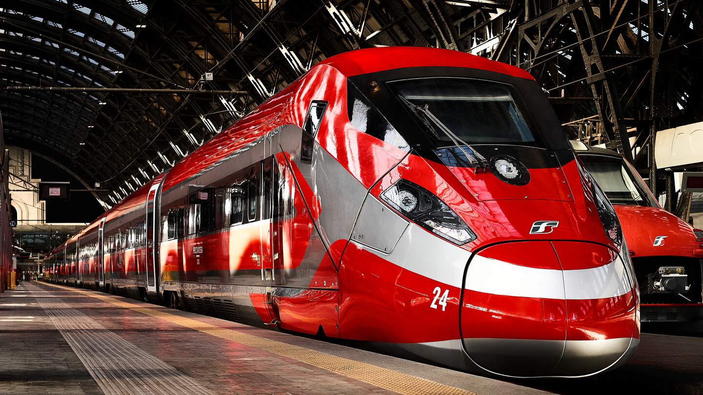 2 Züge von Trenitalia halten am Bahnhof - startbereit für die Reise durch Italien | © Trenitalia/luggiceccon