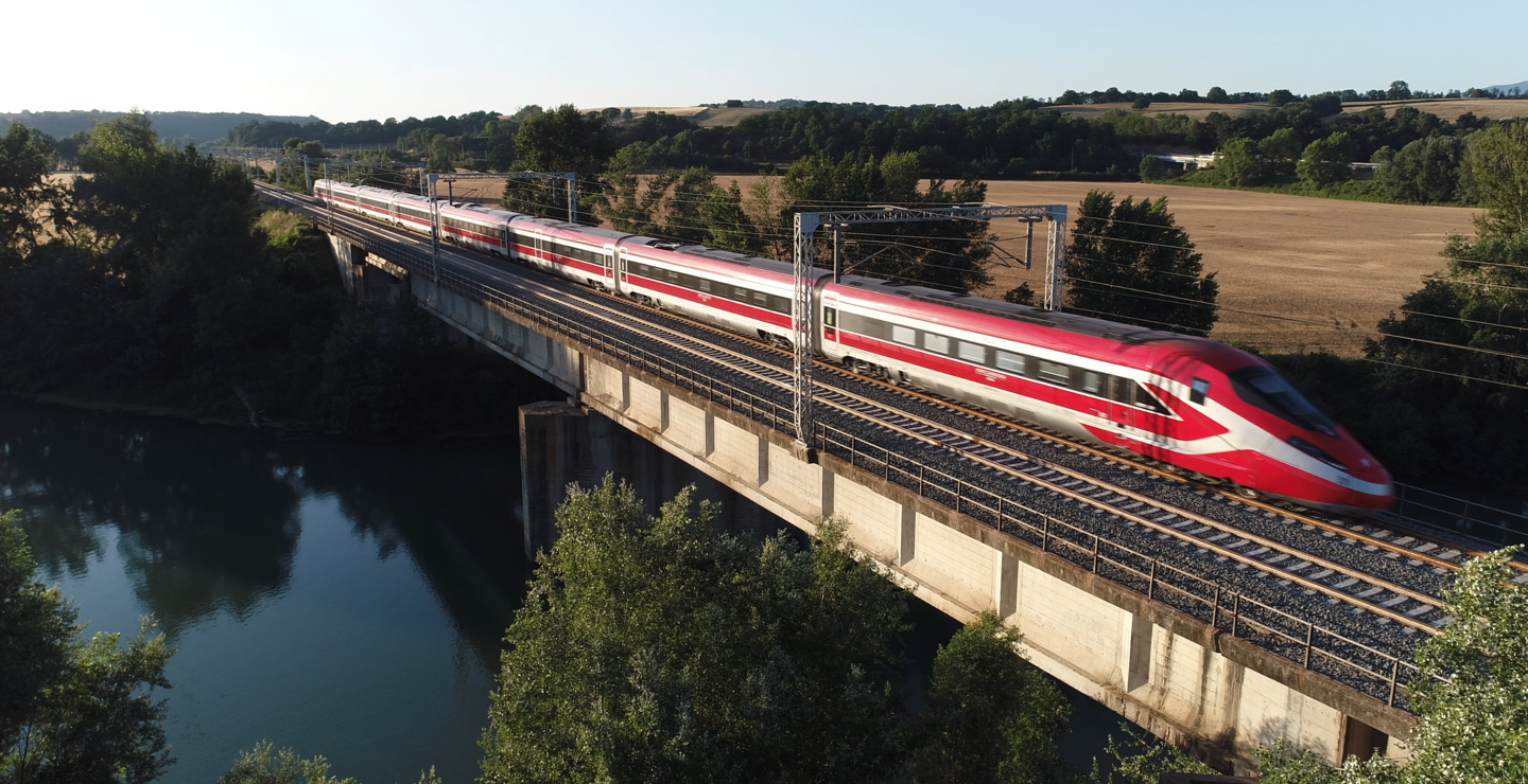 Der Frecciarossa, ein Zug von Trenitalia bei Fahrt über eine Brücke | © Trenitalia/luggiceccon
