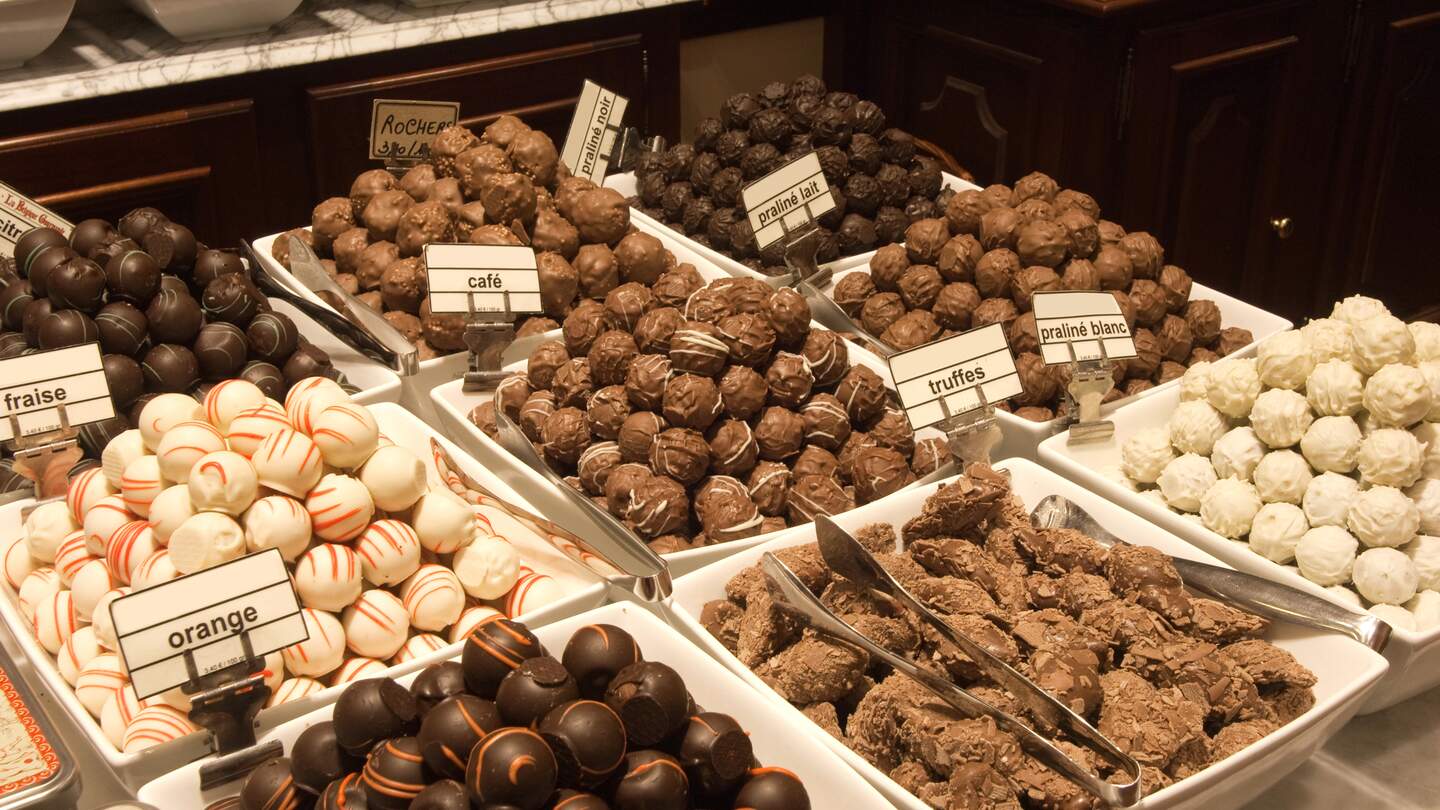 Schokoladen-Geschaeft mit verschiedenen Pralinen in Bruessel | © Gettyimages.com/stevenallan