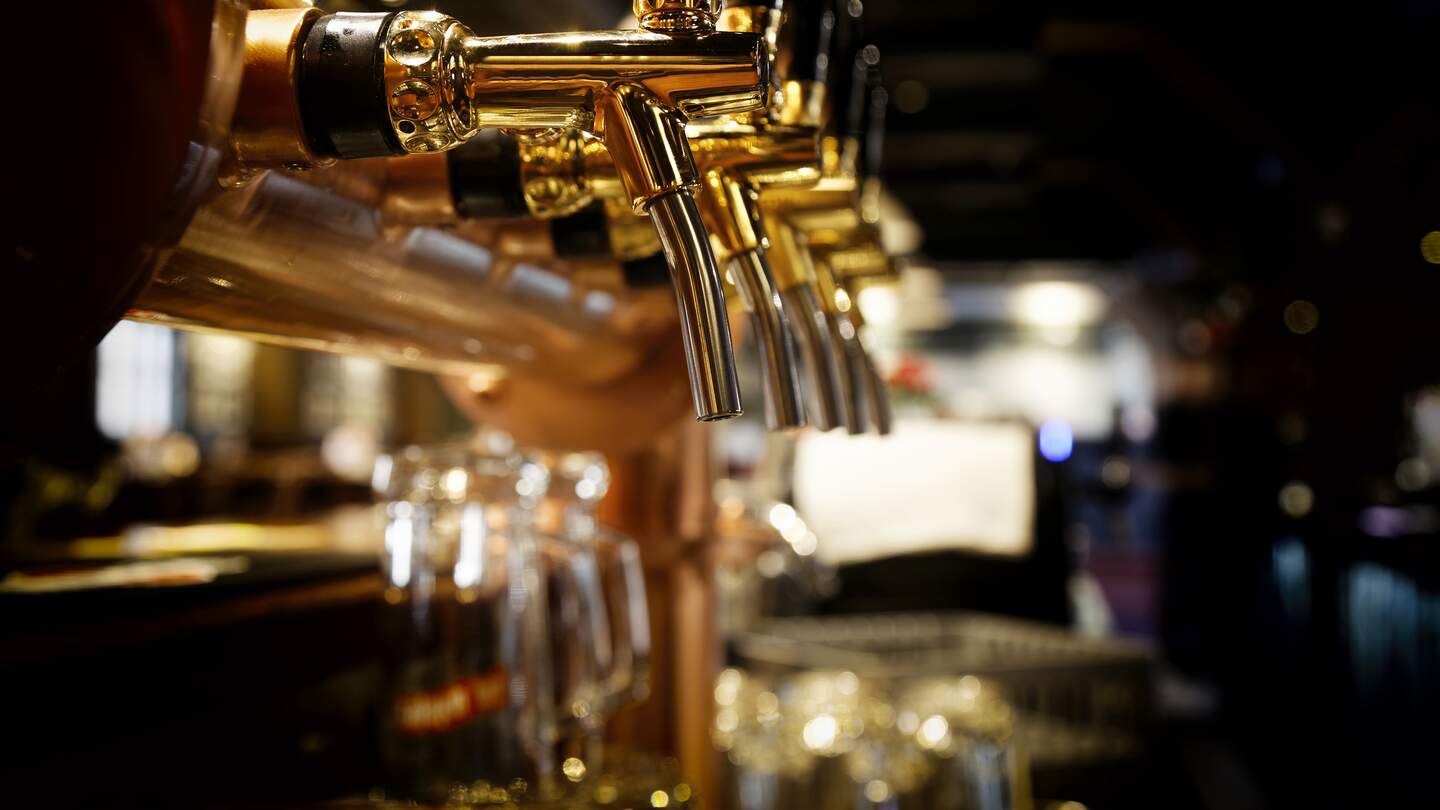 Golden glaenzende Bierhaehne in der Bierbar | © Gettyimages.com/sewer11