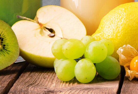 Sortiment an frischem Obst und Gemuesesäften in Regenbogenfarben | © Gettyimages.com/AlexRaths
