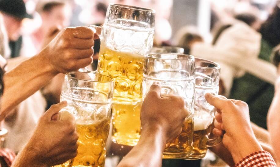 Mehrere Bierkruege stossen aufeinander | © Gettyimages.com/golero