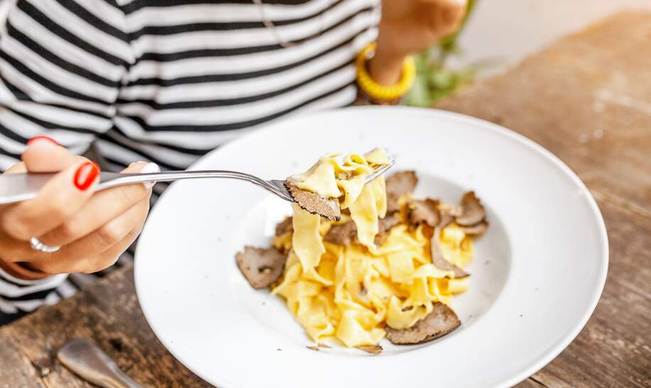 Trueffel-Pasta angerichtet auf einem weissen Teller | © Gettyimages.com/frantic00