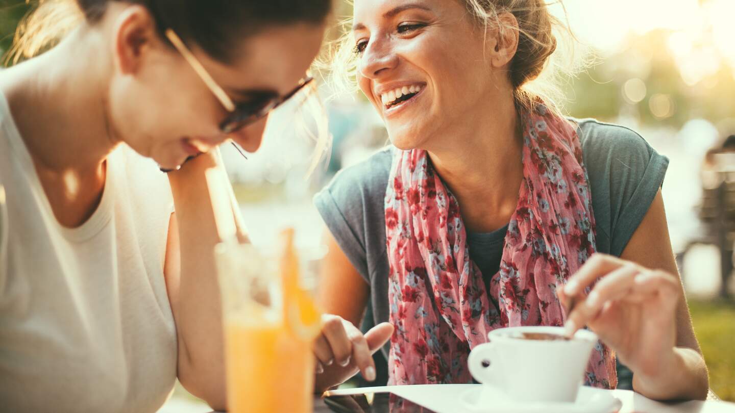 Freundinnen im Café trinken Kaffee und Saft | © Gettyimages.com/Jasmina007