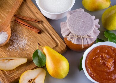 Glas hausgemachte Birnenmarmelade mit frischen Fruechten und Zutaten auf holzigem Hintergrund | © Gettyimages.com/rustamank