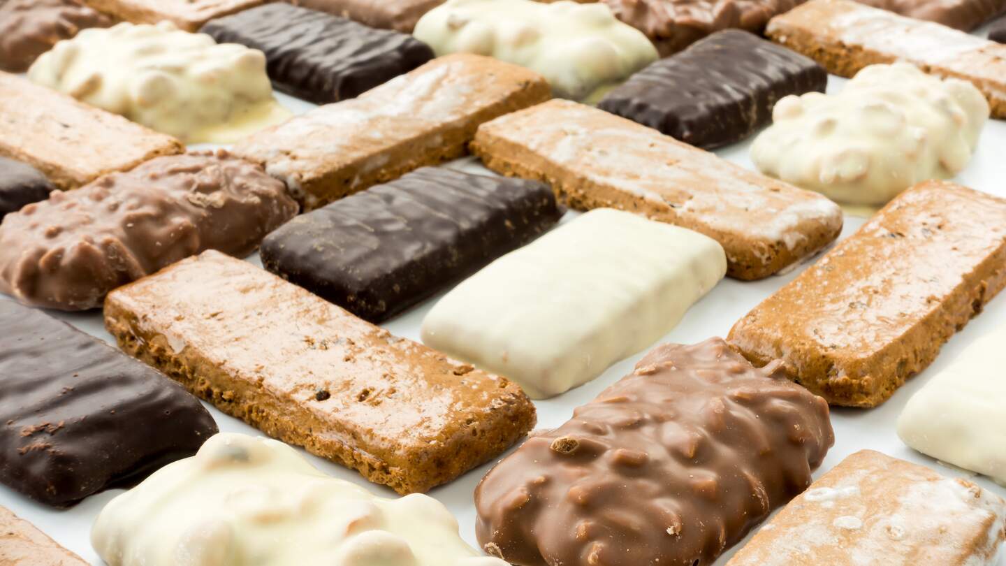 Auswahl unterschiedlicher Aachener Printen mit weißer, Vollmilch- und Zartbitterschokolade. | © GettyImages.com/Bettina_Sentner