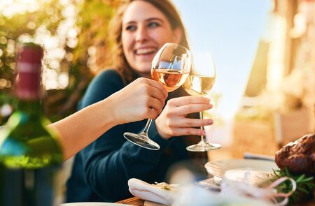 Bei der Weinverkostung | ©  Gettyimage/PeopleImages