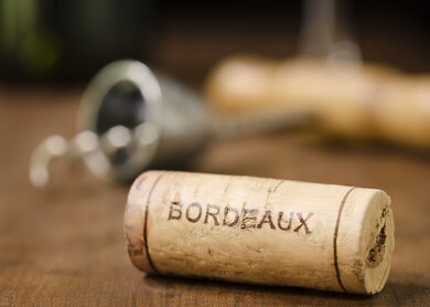 Typischer Weinkorken aus Bordeaux | © Gettyimages.com/Brycia James