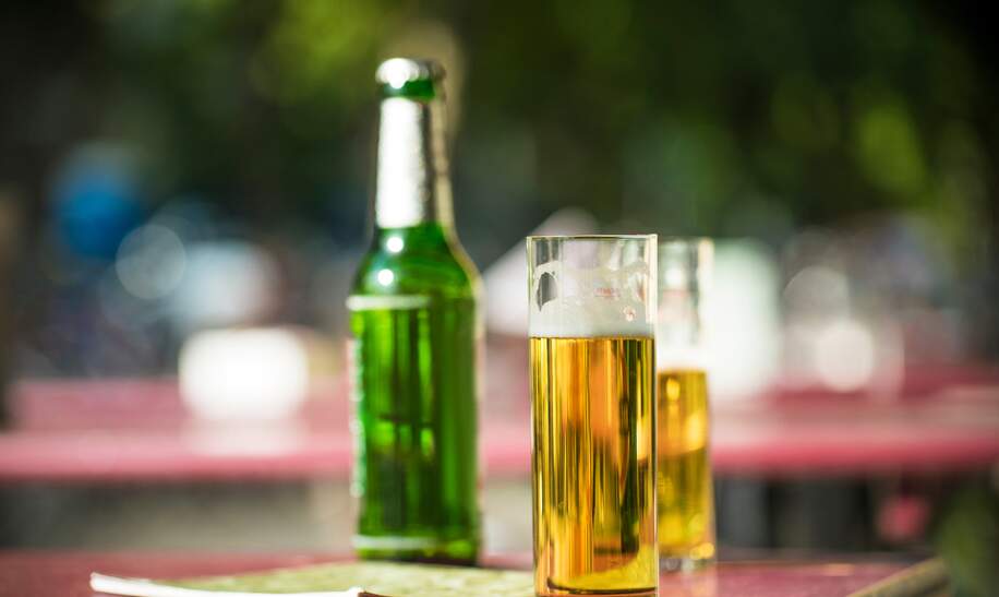Ein Kölsch steht auf einem Tisch im Biergarten in Köln. | © Gettyimages.com/pxel66