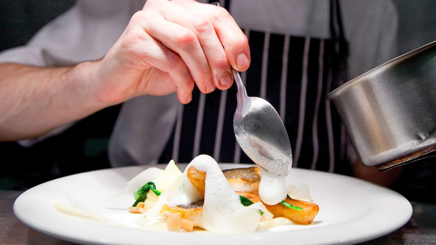 Küchenchef bereitet das Gericht in der Restaurantküche zu | © Gettyimages.com/DDurrich