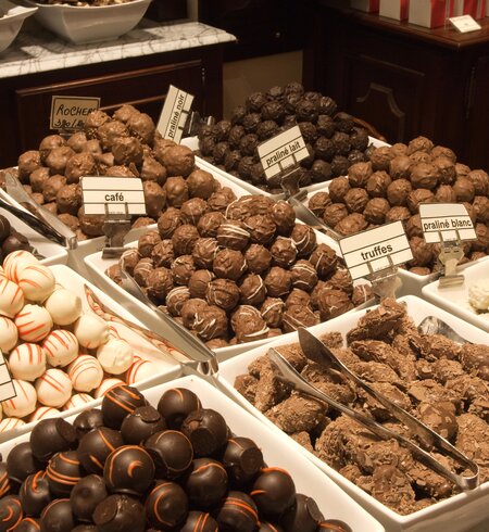 Schokoladen-Geschaeft mit verschiedenen Pralinen in Bruessel | © Gettyimages.com/stevenallan