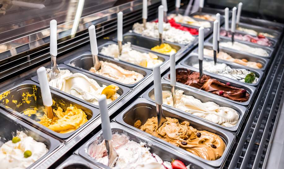 Eistheke mit verschiedenen Sorten sowie Sorbet, Schokolade und Kaffee | © Gettyimages.com/krblokhin