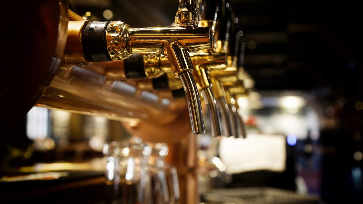 Golden glaenzende Bierhaehne in der Bierbar | © Gettyimages.com/sewer11