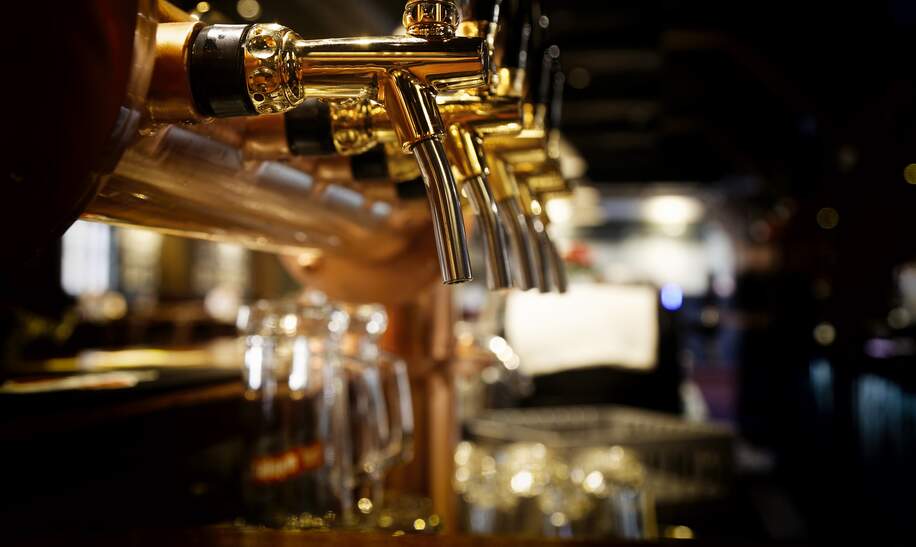 Golden glaenzende Bierhaehne in der Bierbar | © Gettyimages.com/sewer11