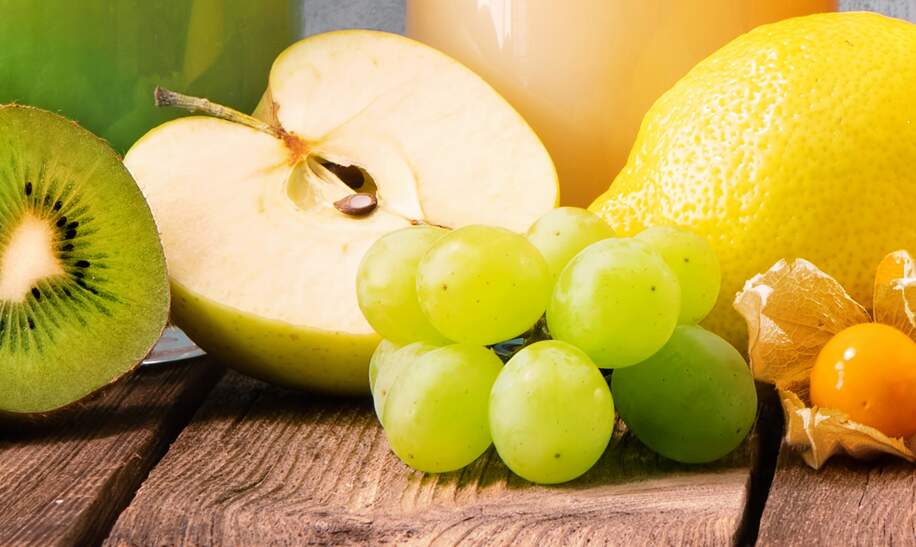 Sortiment an frischem Obst und Gemüsesäften in Regenbogenfarben | © © Gettyimages.com/AlexRaths