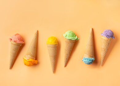 Bunte Eiskegel auf gelbem Backgound. Sommerkonzept | © Yummy pic/gettyimages.com