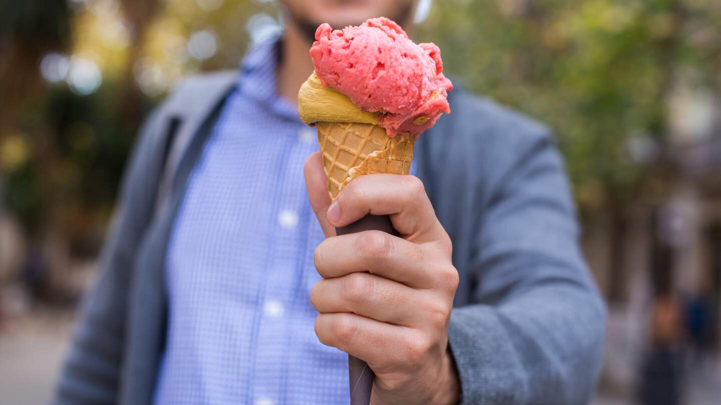 Mann mit Eiskugel in der Hand | © © Aamulya/gettyimages.com