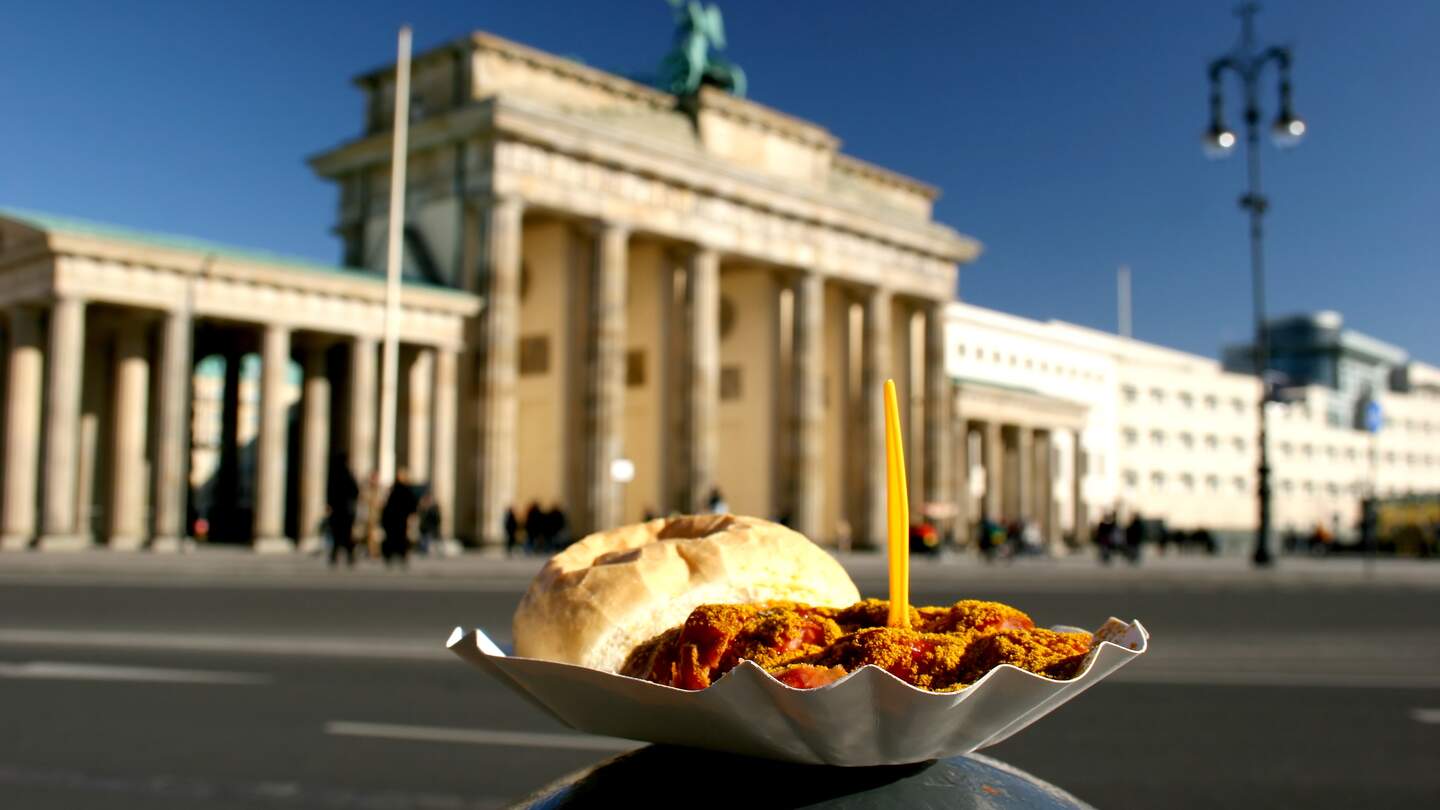 Currywurst vor dem Brandenburger Tor | © Gettyimages.com/AndreasWeber