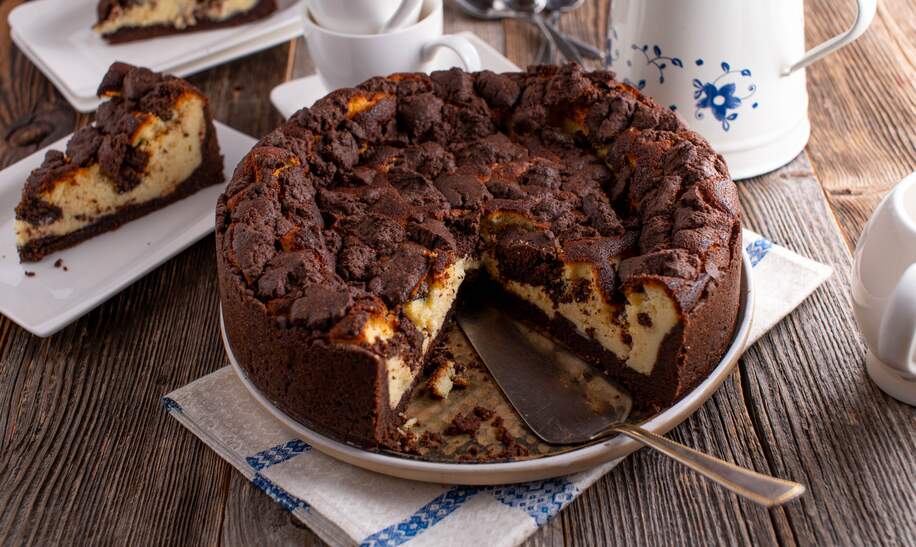 Leckerer frischer und hausgemachter gebackener russischer "Zupfkuchen". Traditioneller deutscher rustikaler Kuchen. Serviert auf altmodischem und hoelzernem Tischhintergrund. Verzehrfertig | © Gettyimages.com/angelikaheine