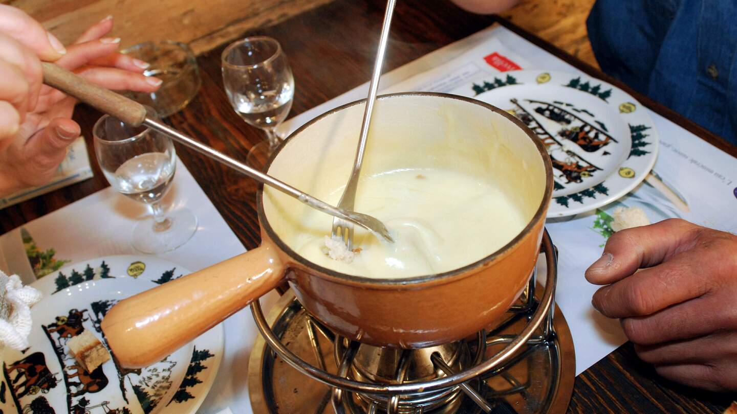 Traditionelles Kaesefondue im Restaurant Le Chalet in Château-d`Oex im Genferseegebiet in der Schweiz | © GoldenPass 