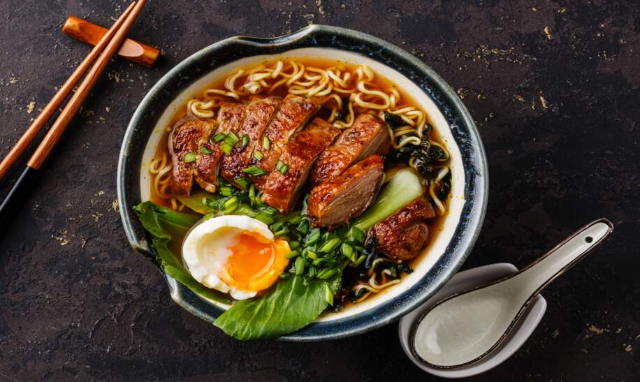 Ente Nudeln mit Ei und Pak Choi Kohl in Schüssel auf dunklen schwarzen Stein Hintergrund | © gettyimages.com/Lisovskaya