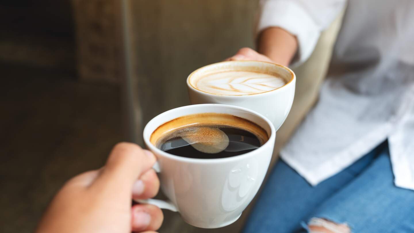 Zwei Kaffeetassen mit Kaffee gefüllt, einmal mit Milch, einmal ohne | © gettyimages.com/Farknot_Architect