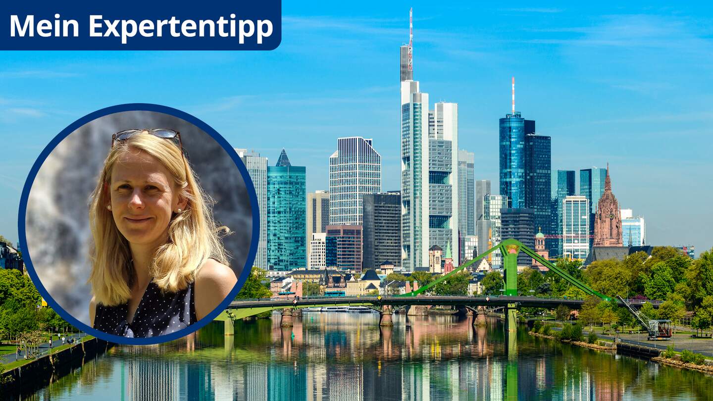 Blick auf die Skyline von Frankfurt am Main aus Flusssicht des Mains und der Brücke Eisener Steg im Vorderghrund | © Frankfurt am Main © GettyImages.com/Deejpilot