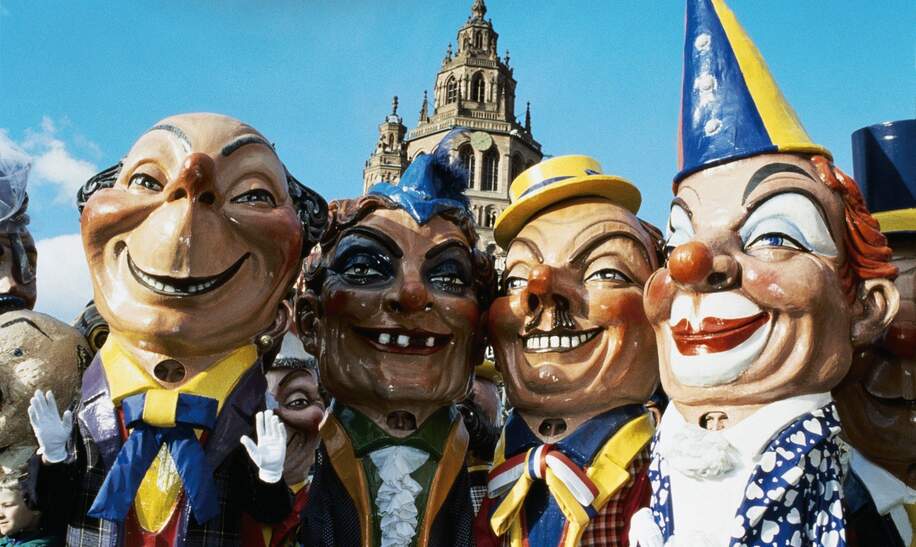 Verkleidete Menschen mit Masken beim Karneval in Mainz. | ©  Landeshauptstadt Mainz