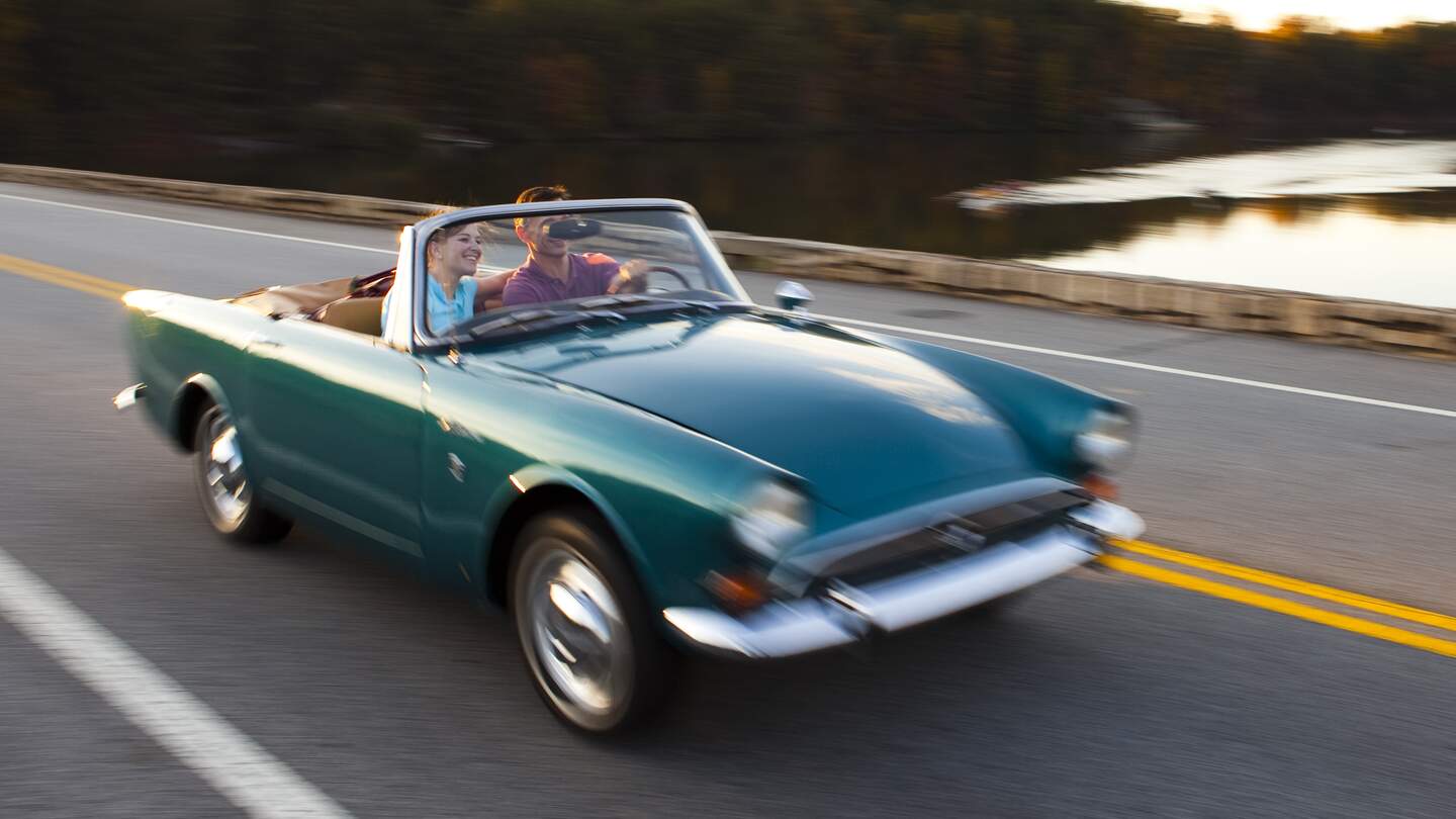 Ein Paar in einem Alten Auto | © Gettyimages.com/stvecoleimages