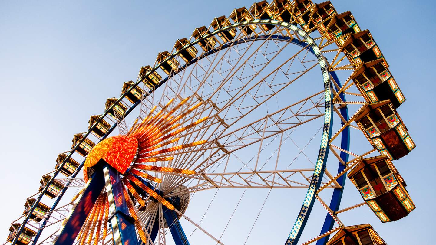 Riesenrad auf einer Kirmes | © Gettyimages.com/foottoo