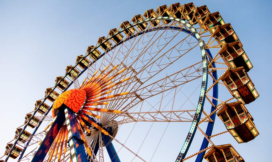 Riesenrad auf einer Kirmes | © Gettyimages.com/foottoo