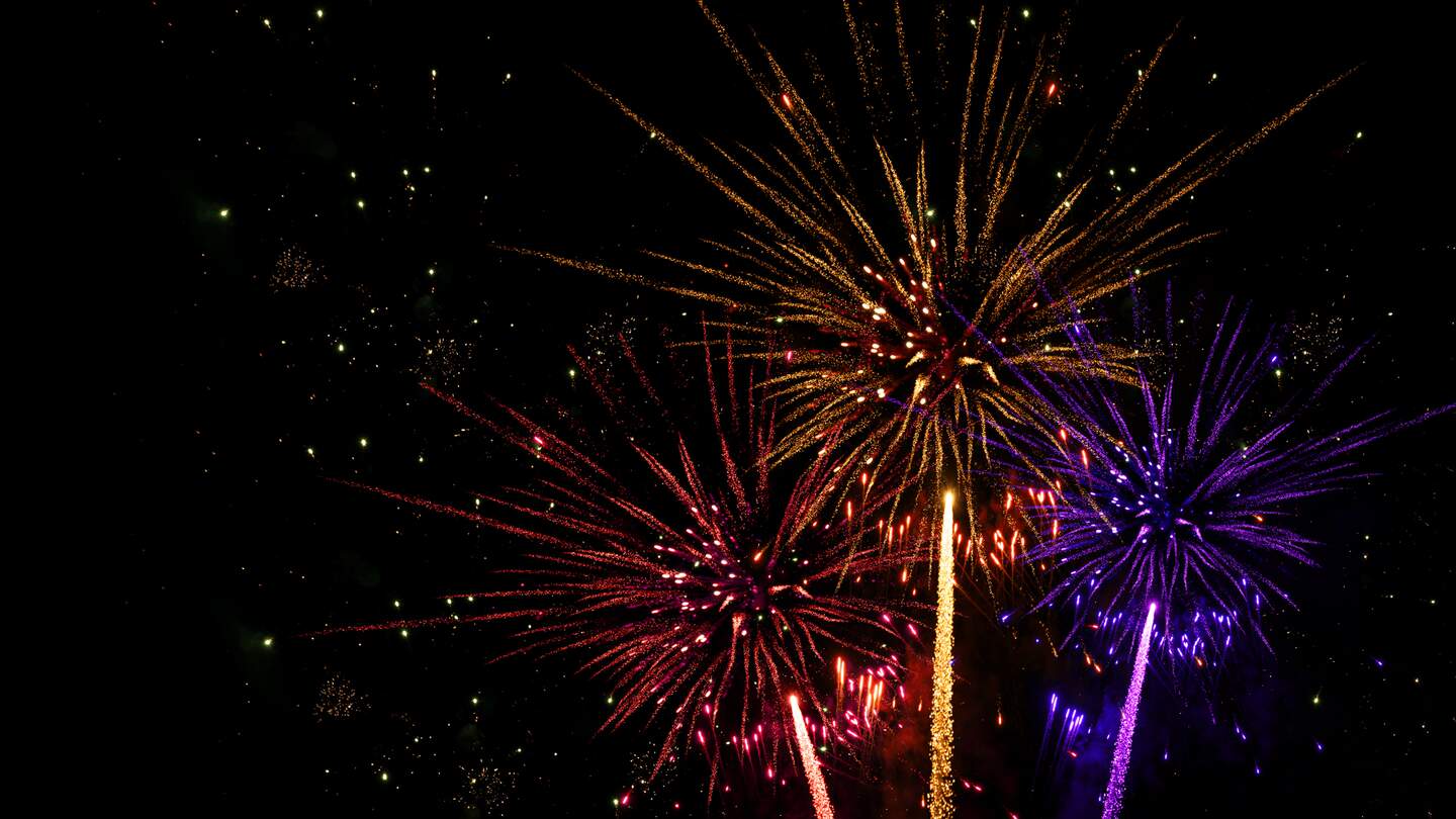 Buntes Feuerwerk, | © Gettyimages.com/corriseizinger
