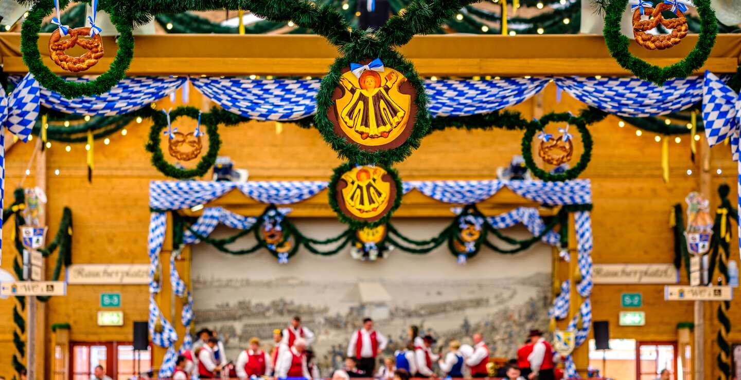 Typische, traditionelle Dekoration für das Oktoberfest in München  | © Gettyimages.com/FooTToo