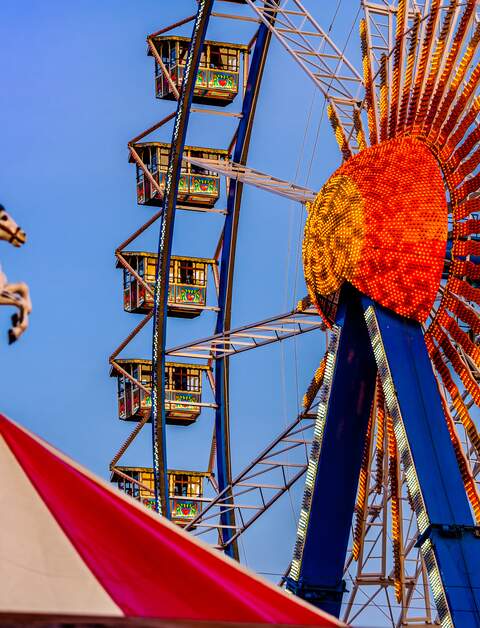 Nahaufnahme des beruehmten Riesenrads auf dem Oktoberfest am Abend | © Gettyimages.com/FooTToo