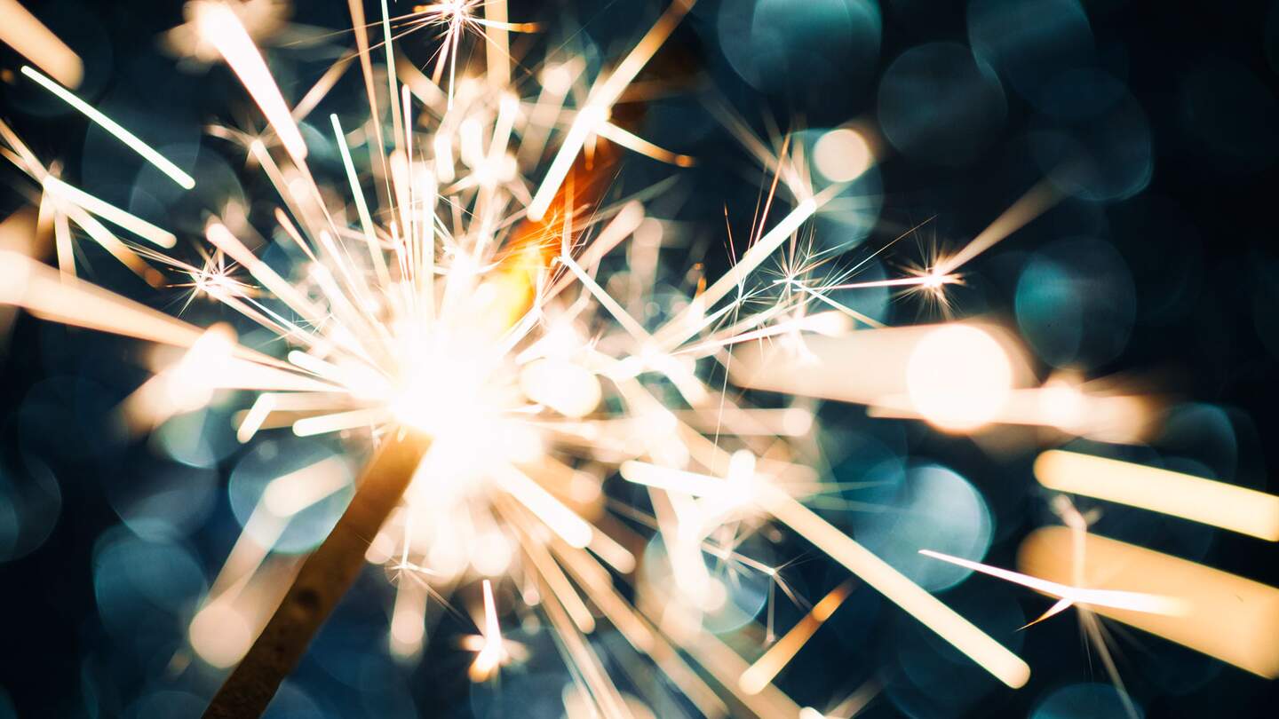 Brennende Wunderkerze bei Nacht | © Gettyimages.com/ThomasVogel