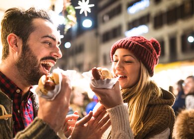 Paar auf dem Weihnachtsmarkt | © Gettyimages.com/franckreporter