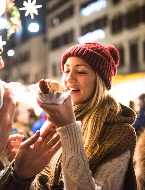 Paar auf dem Weihnachtsmarkt | © Gettyimages.com/franckreporter