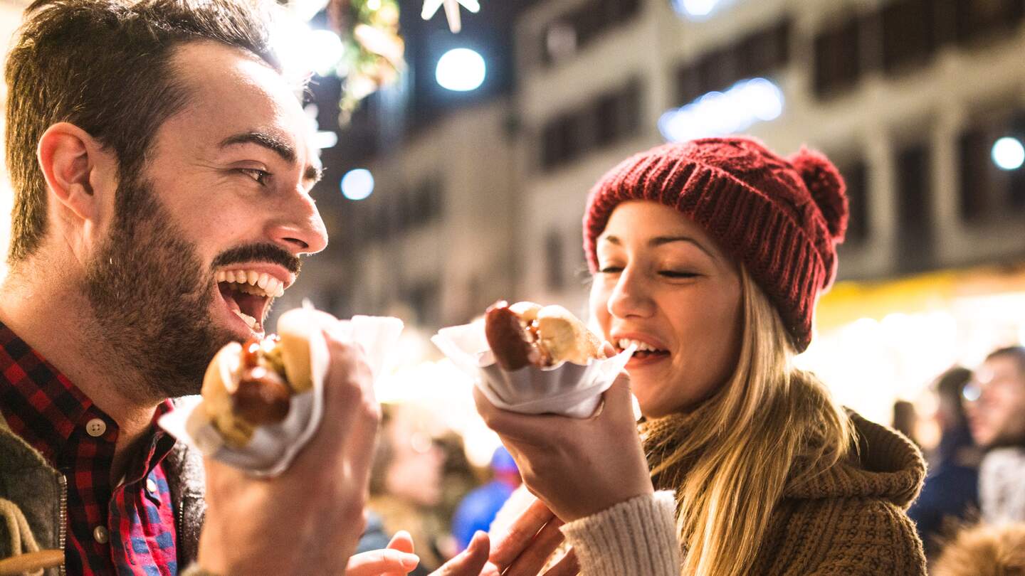 Paar auf dem Weihnachtsmarkt | © Gettyimages.com/franckreporter