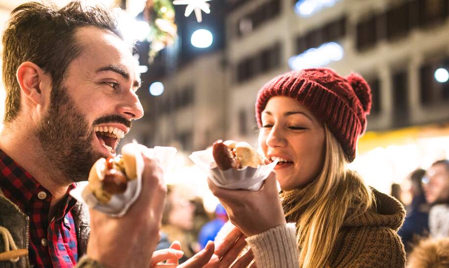 Paar auf dem Weihnachtsmarkt | © Gettyimages.com/franckreporter