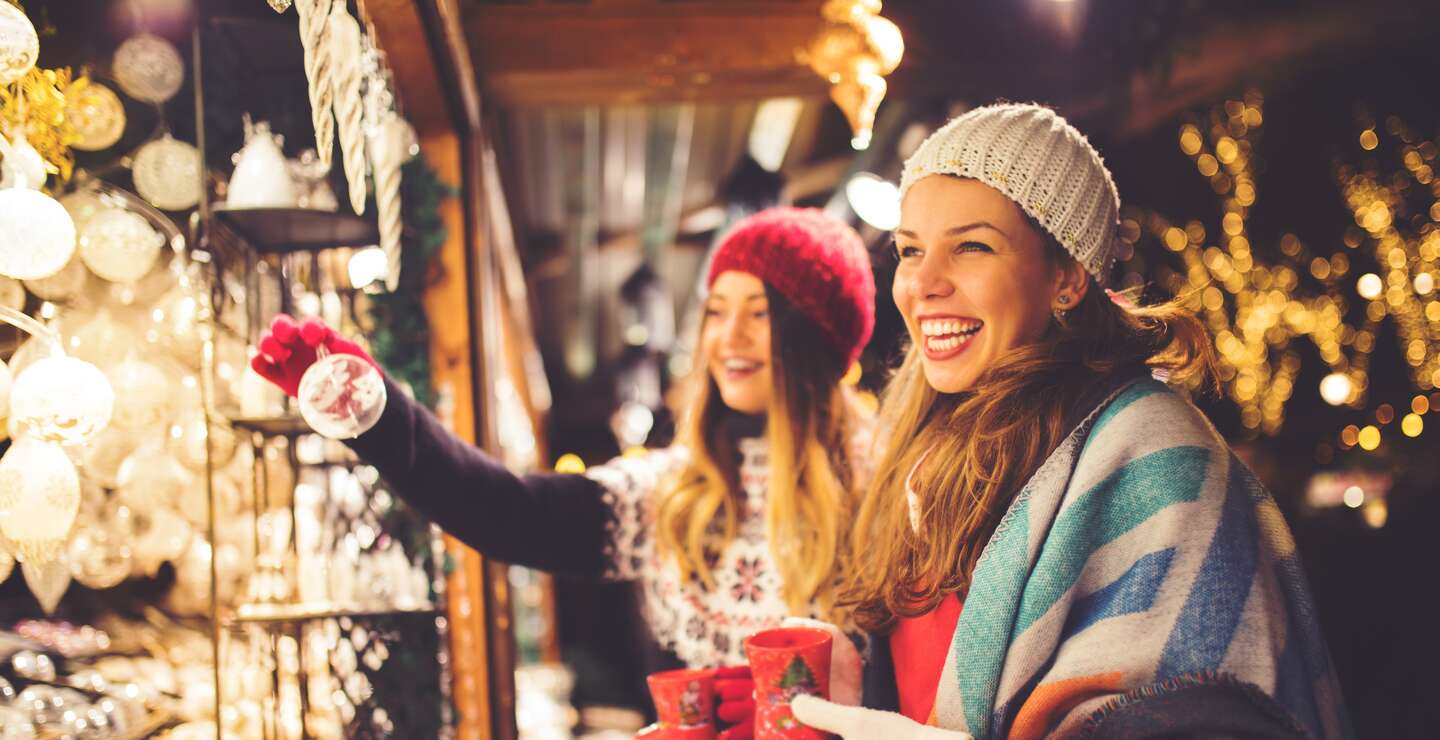 Freundinnen auf dem Weihnachtsmarkt | © GettyImages.com/	M_a_y_a