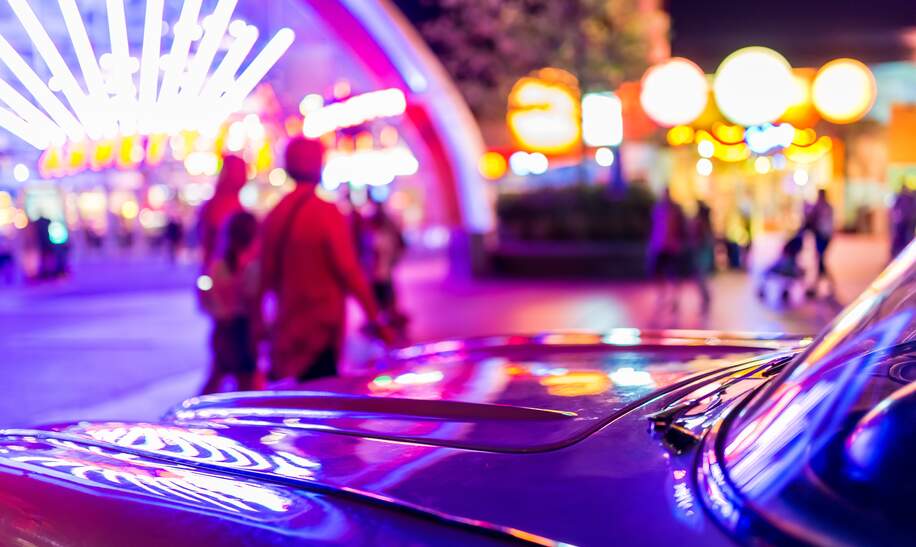 Neonleuchten vor dem Disney Village Restaurant Annettes Diner | © Disney