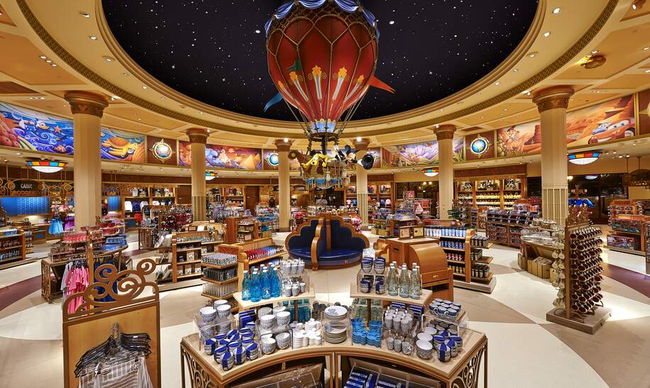 Disney VillageShop World of Disney Innen mit Heissluftballon und Merchandise | © Disney